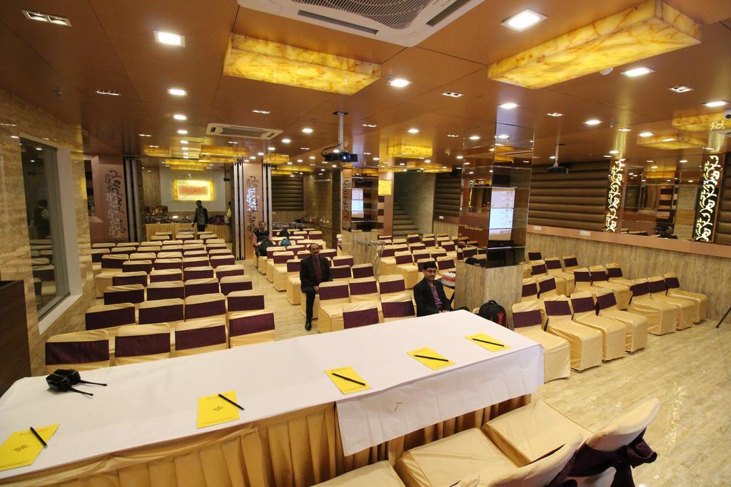 Hotel Golden Grand Delhi Kültér fotó