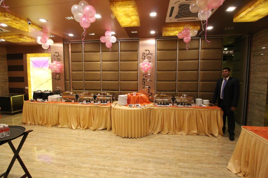 Hotel Golden Grand Delhi Kültér fotó